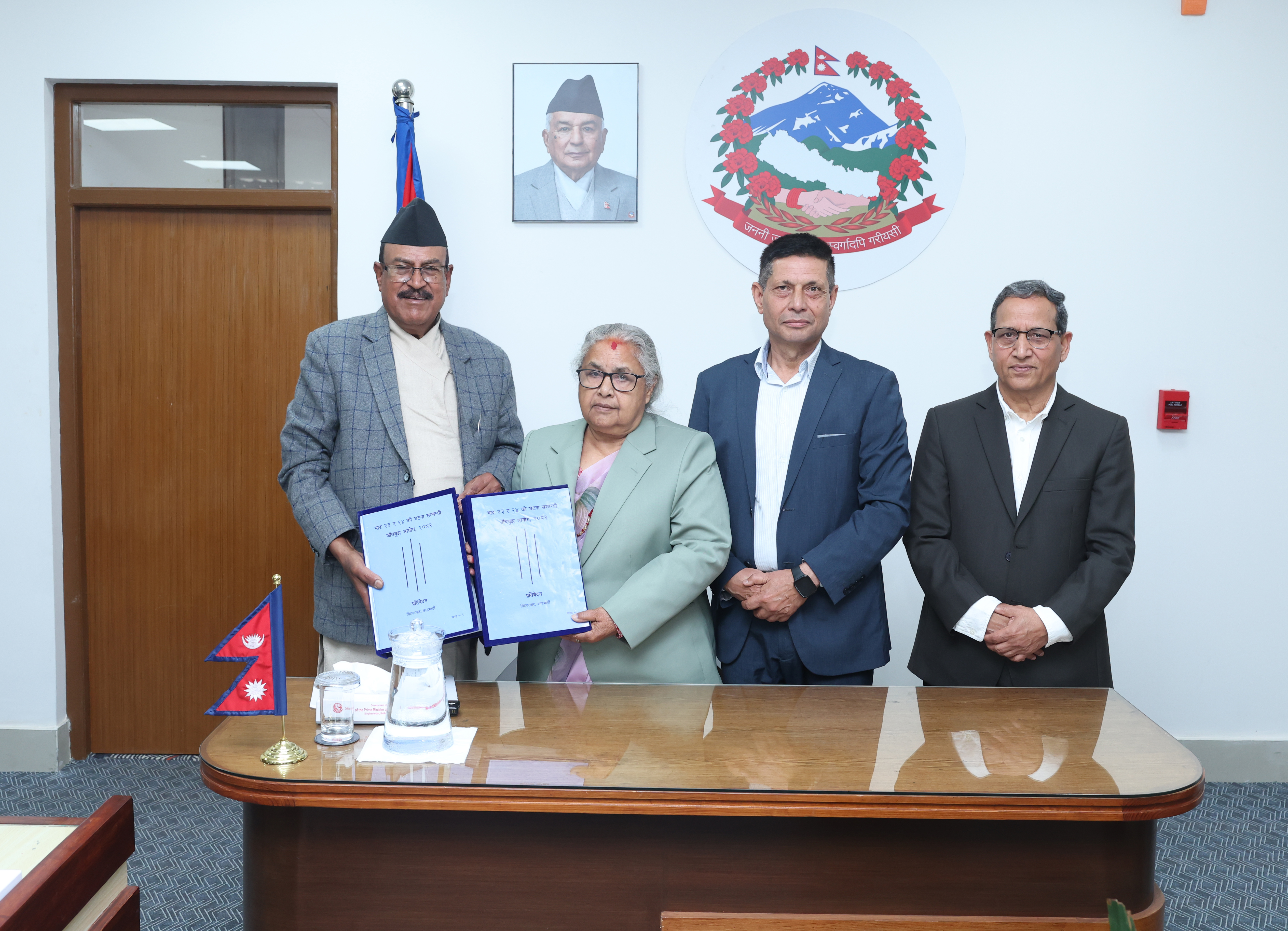 गौरीबहादुर आयोगको प्रतिबेदन बुझ्दै प्रधानमन्त्रीले भनिन्ः निचोड मात्रै भए पनि सार्वजनिक गर्छौं